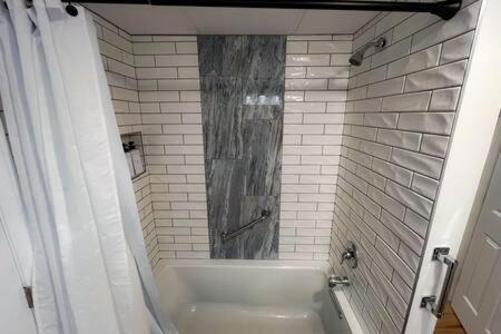 Cozy Private Apt Near Downtown Бърлингтън Екстериор снимка