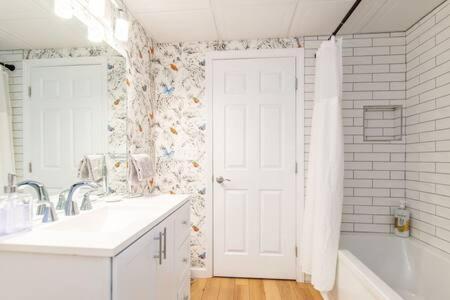 Cozy Private Apt Near Downtown Бърлингтън Екстериор снимка